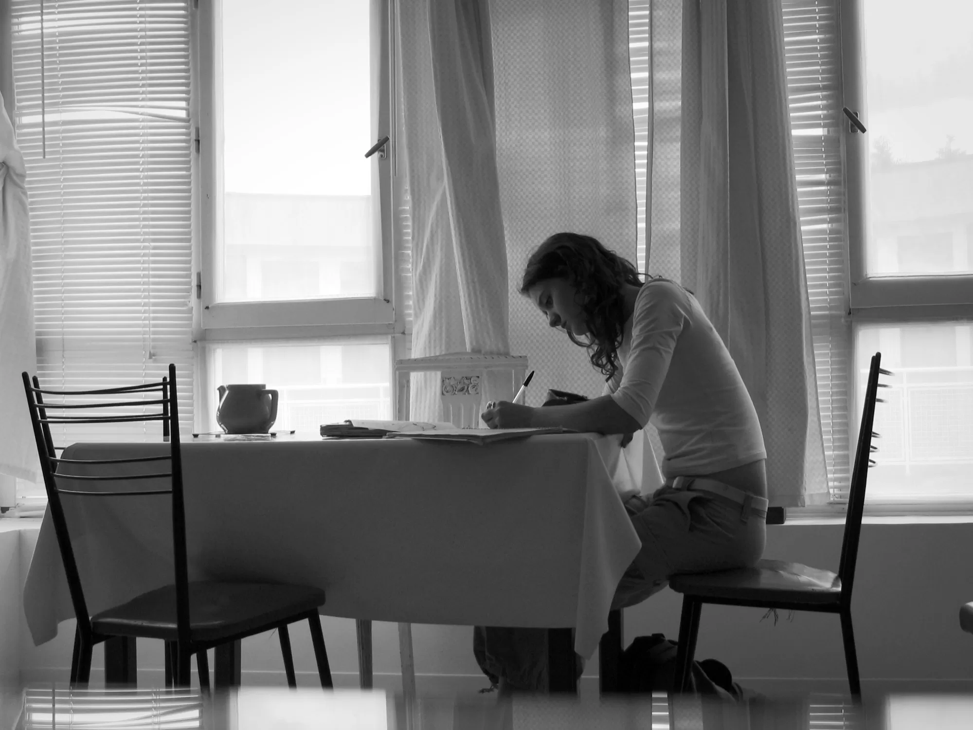 Éva fait ses devoirs