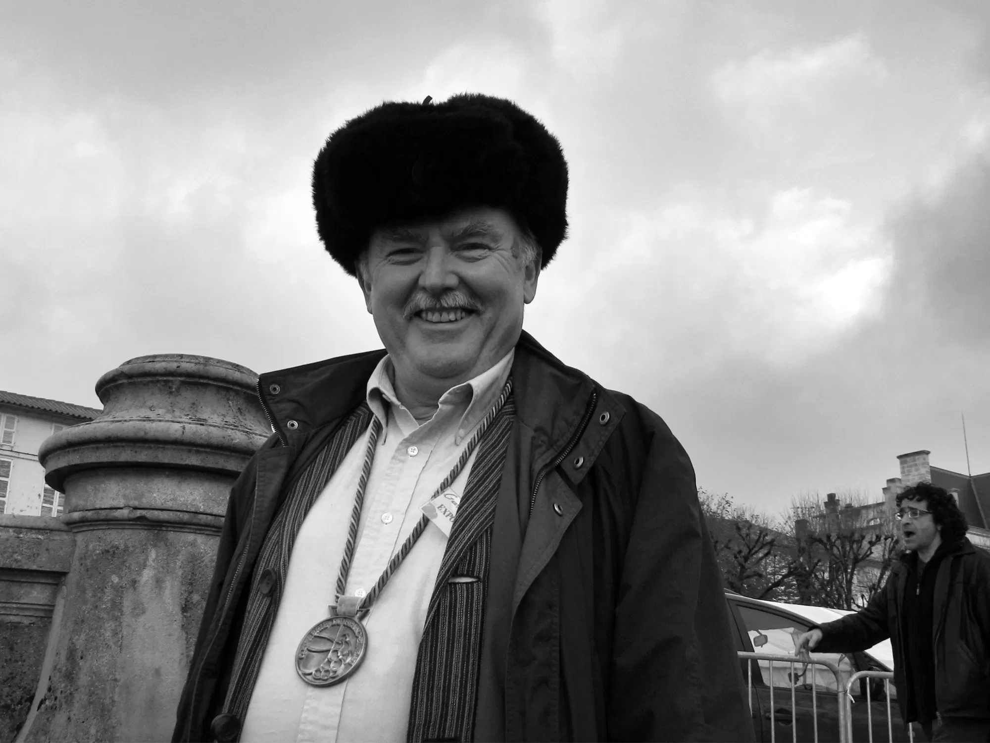 Glen Baxter à Angoulême avec autour du cou la médaille remise par la confrérie du Franc Pineau - Photo Alain François