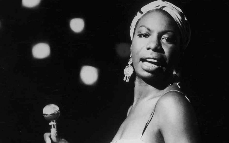 Nina Simone derrière