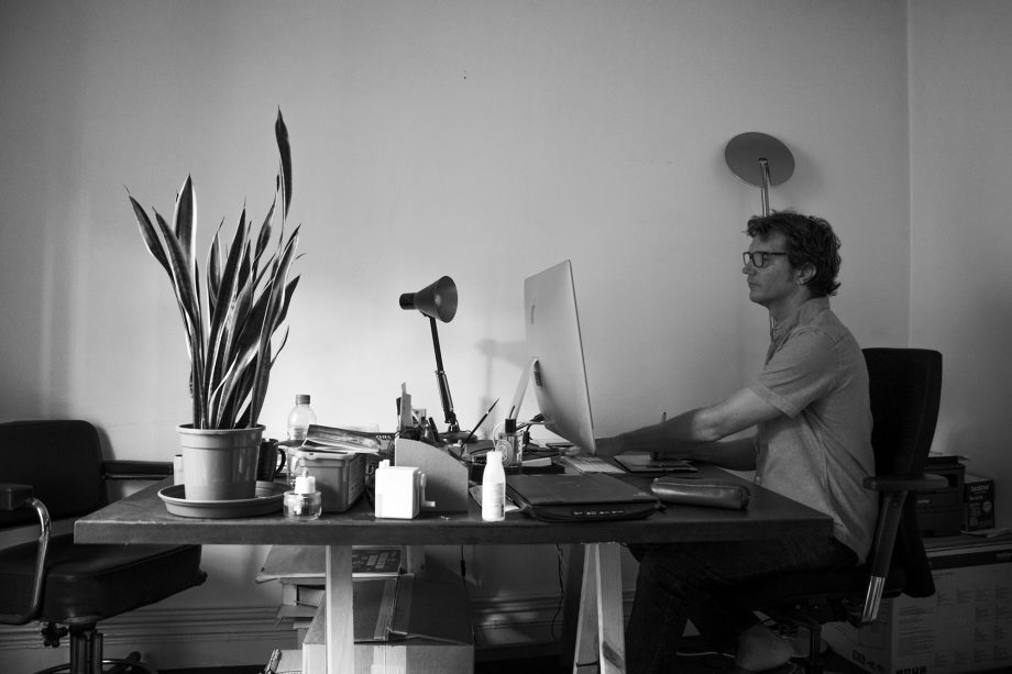 Olivier Balez dans son atelier