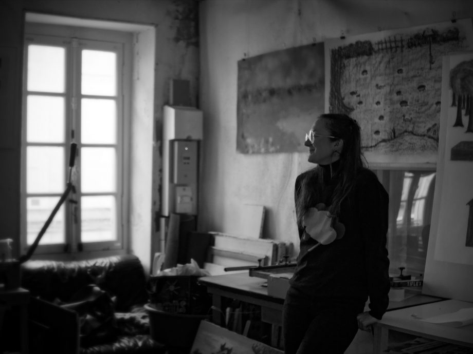 Léa Poignant dans son atelier
