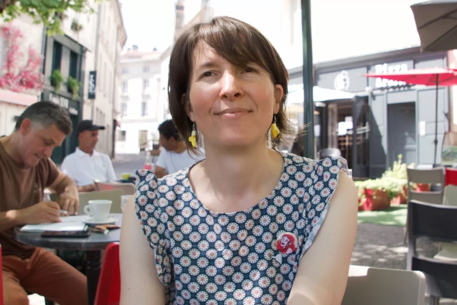 Portrait : Fanny Grosshans avec un badge de Lisa Chetteau