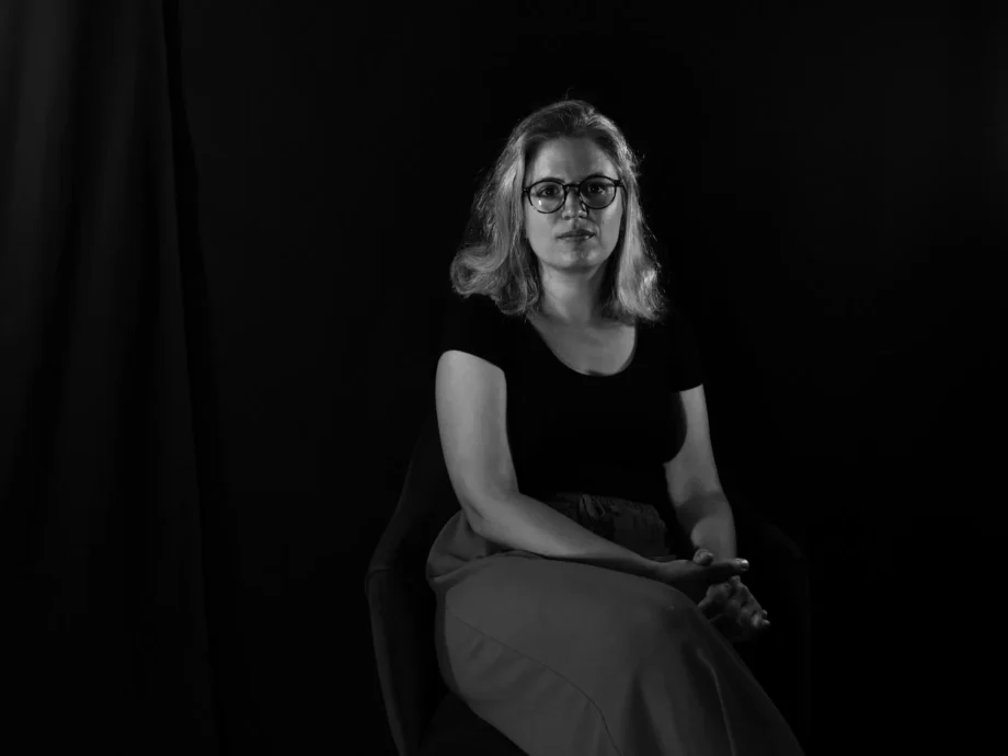 Émilie Saitas, pose