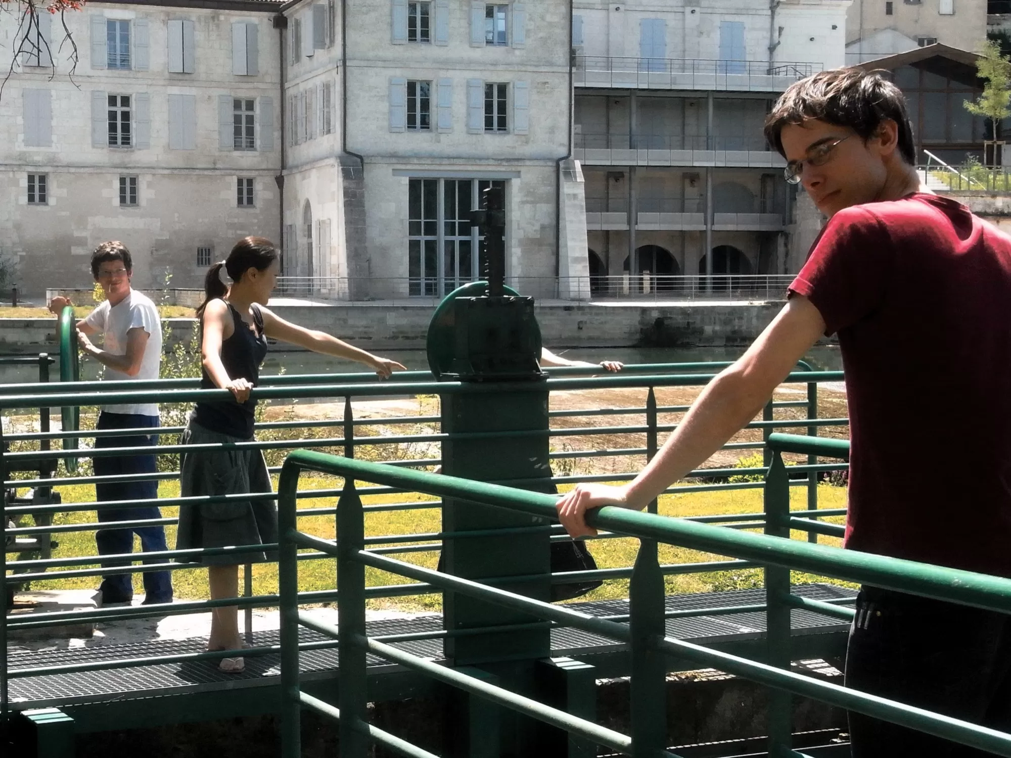 Thomas Gosselin, Yoon-Sun Park & Lucas Méthé sur une écluse de la Charente