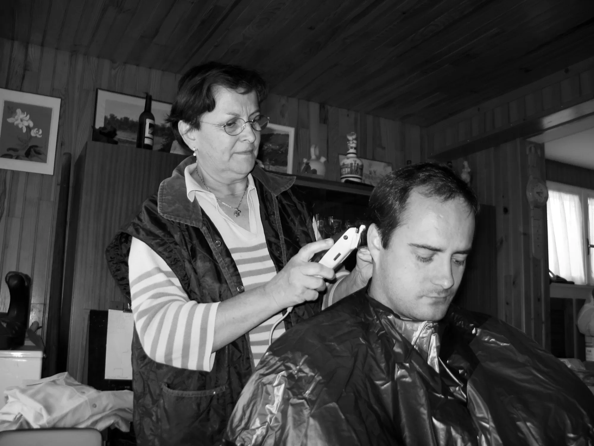 Mon frère coiffé par ma mère