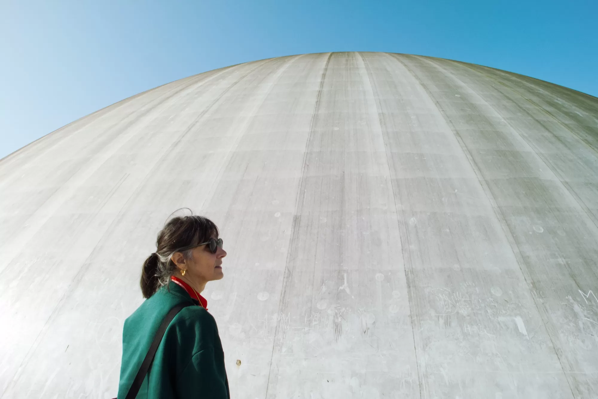 Céline Guichard dans le Niemeyer Asturien - Photo Alain François