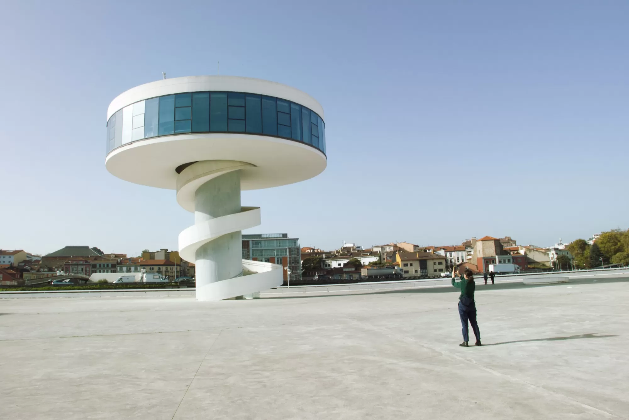 Céline Guichard dans le Niemeyer Asturien - Photo Alain François