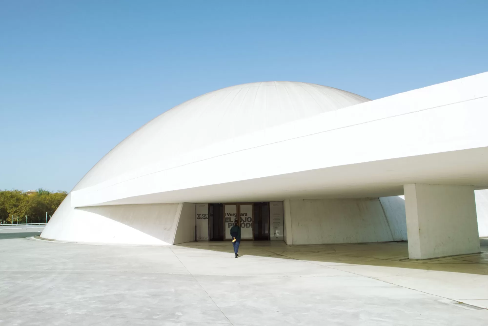 Céline Guichard dans le Niemeyer Asturien - Photo Alain François