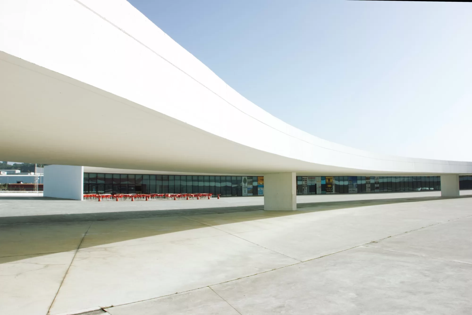 Céline Guichard dans le Niemeyer Asturien - Photo Alain François