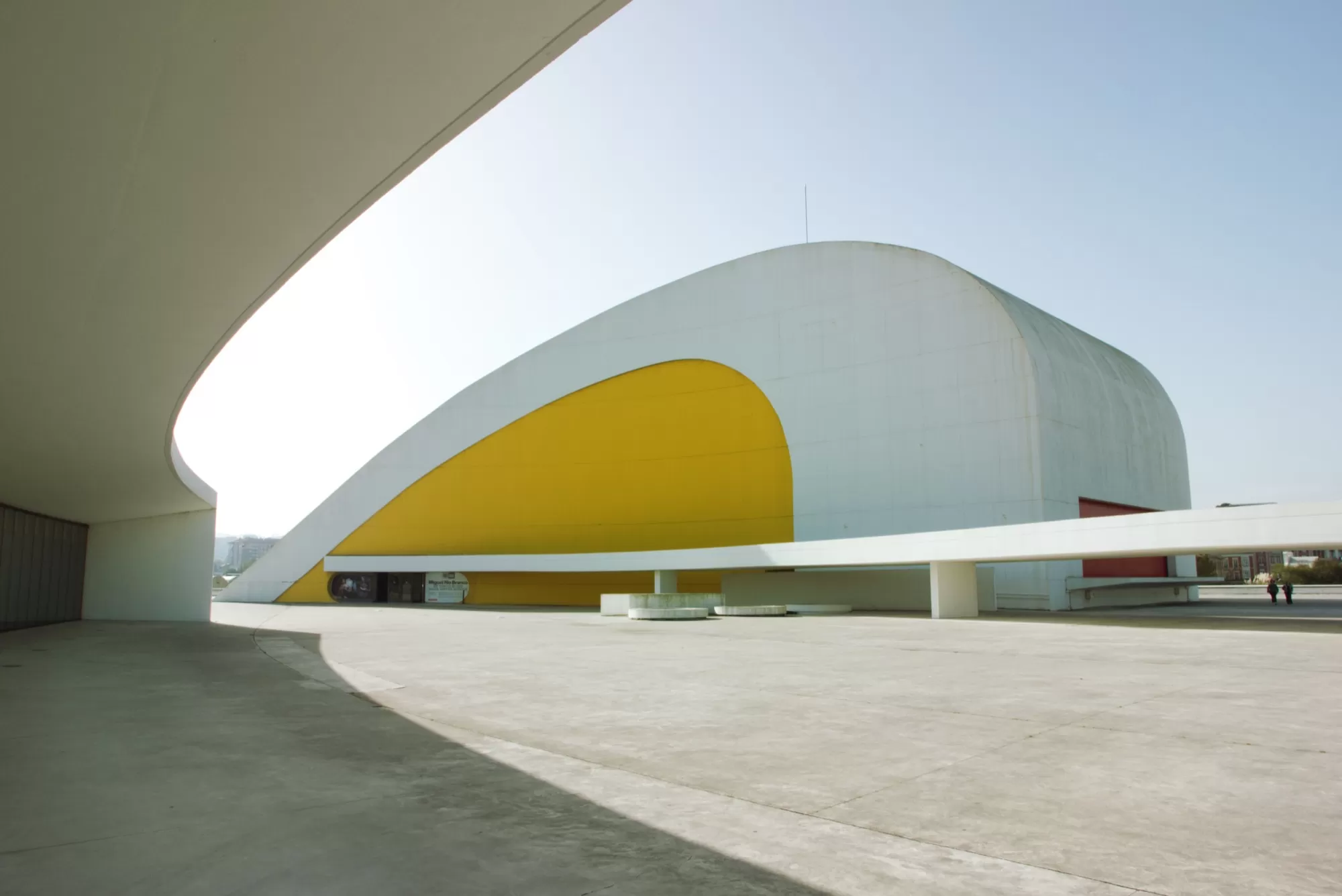 Céline Guichard dans le Niemeyer Asturien - Photo Alain François