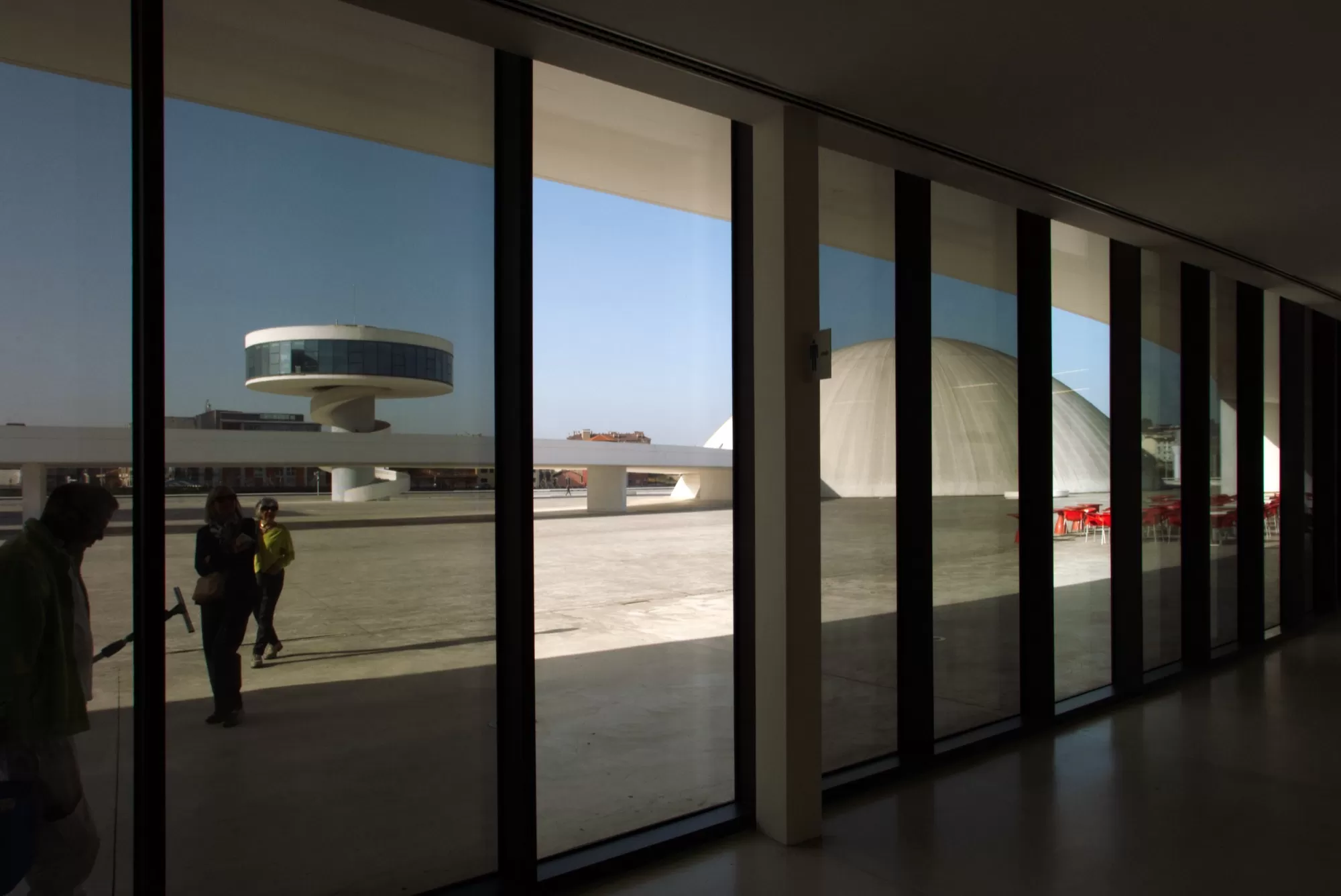 Céline Guichard dans le Niemeyer Asturien - Photo Alain François