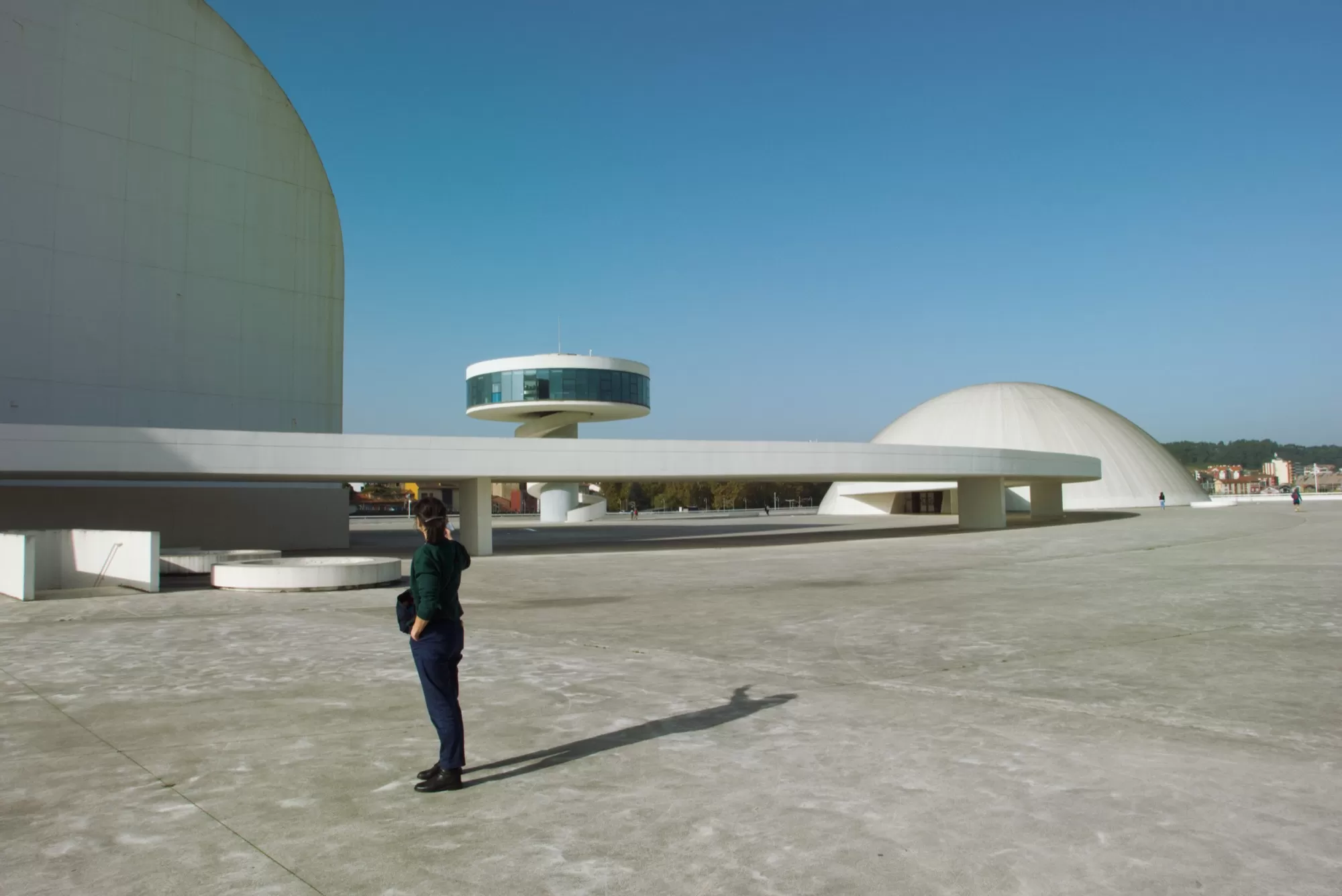 Céline Guichard dans le Niemeyer Asturien - Photo Alain François