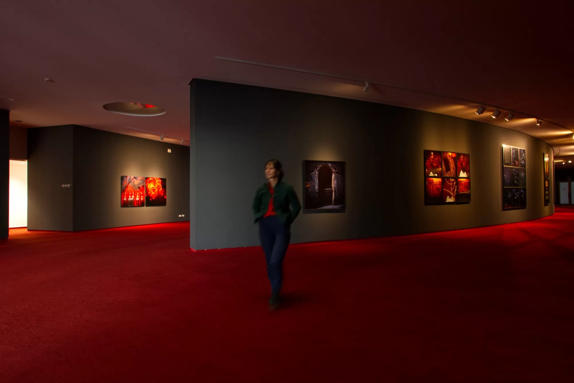 Céline Guichard dans le Niemeyer Asturien - Photo Alain François
