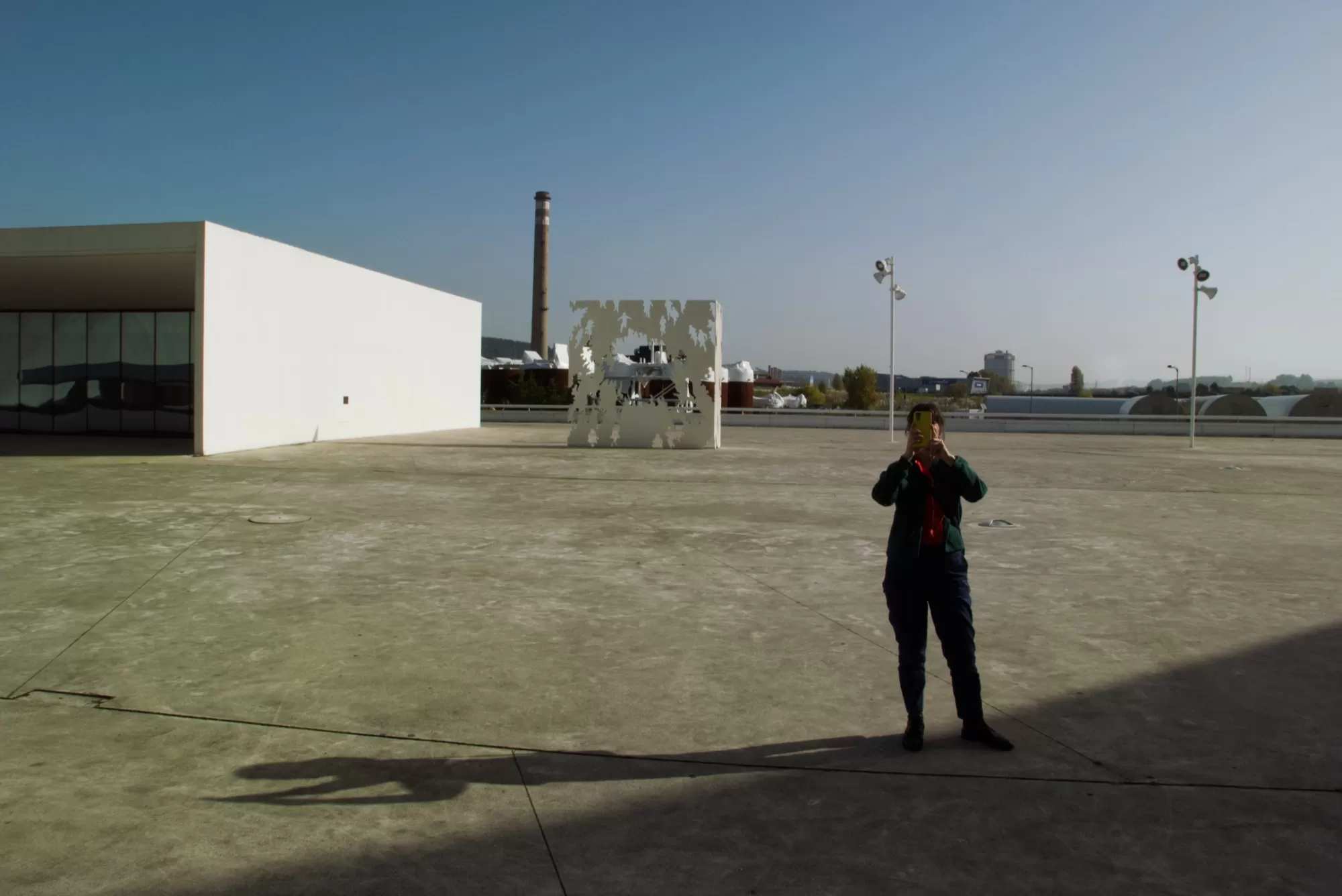 Céline Guichard dans le Niemeyer Asturien - Photo Alain François