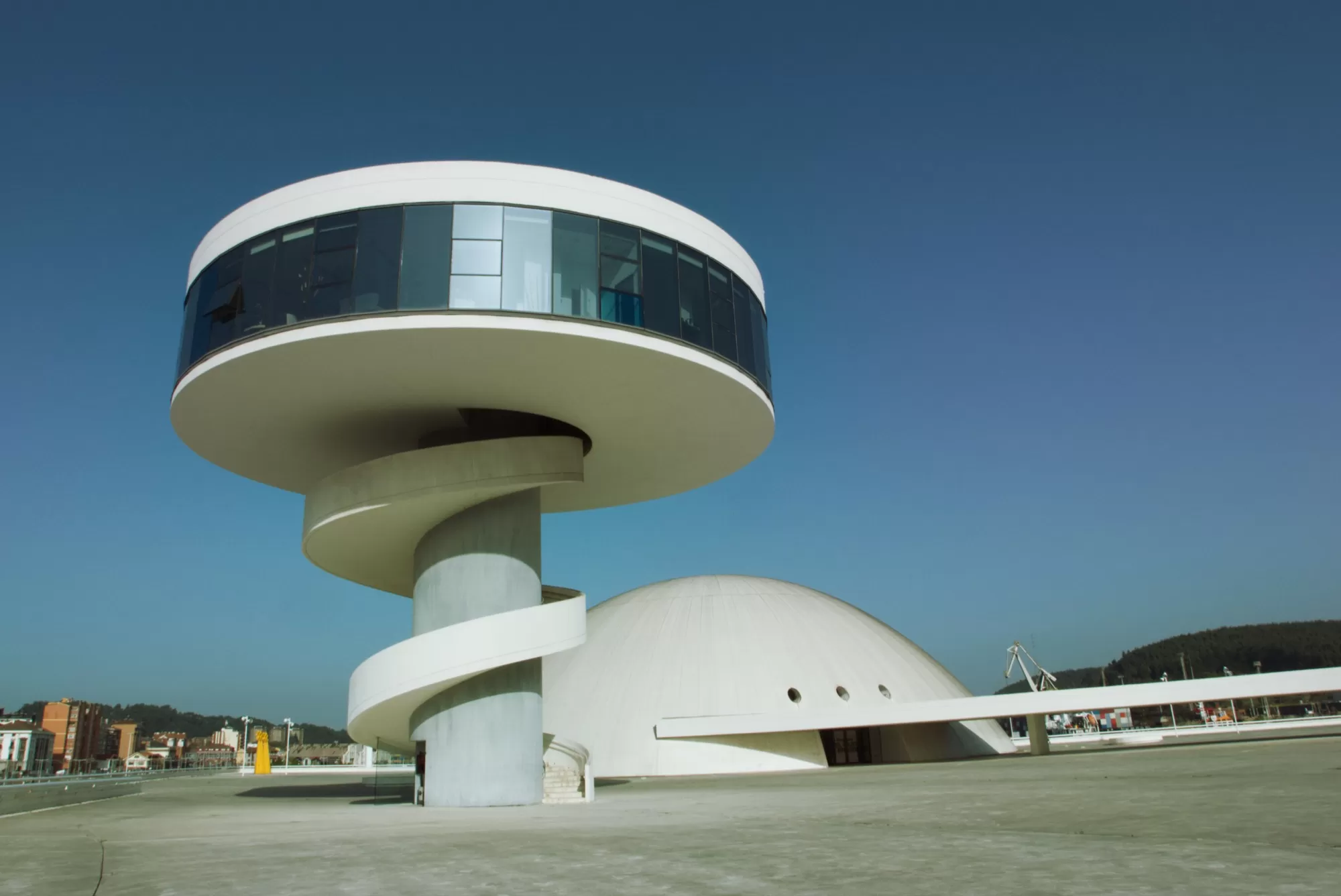 Céline Guichard dans le Niemeyer Asturien - Photo Alain François