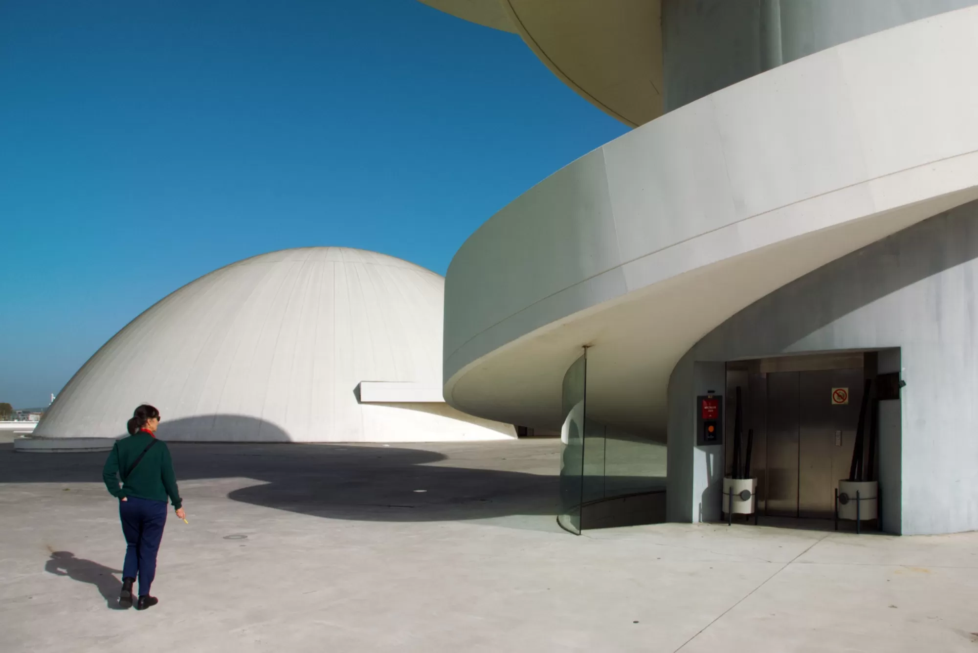 Céline Guichard dans le Niemeyer Asturien - Photo Alain François