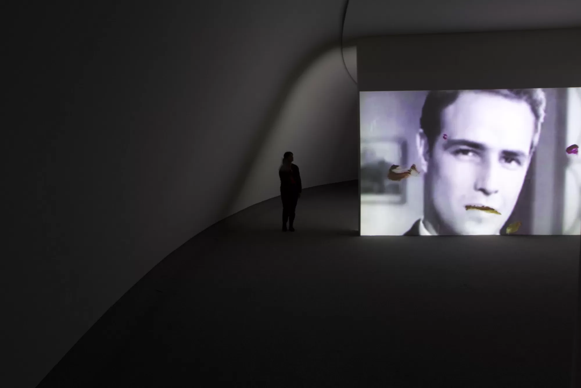 Céline Guichard dans le Niemeyer Asturien - Photo Alain François