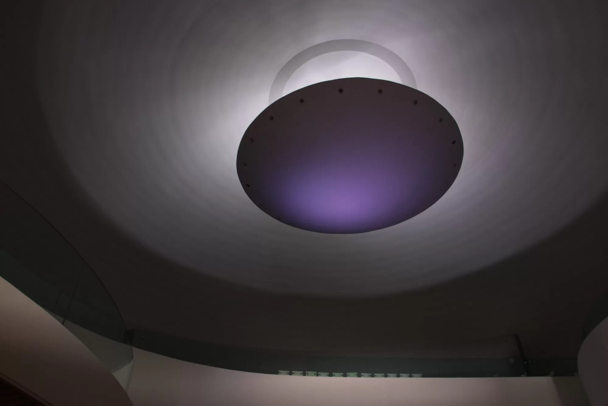 Céline Guichard dans le Niemeyer Asturien - Photo Alain François