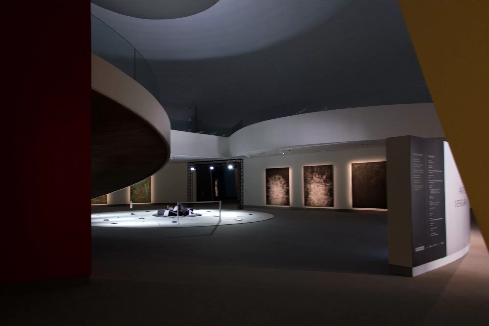 Céline Guichard dans le Niemeyer Asturien - Photo Alain François