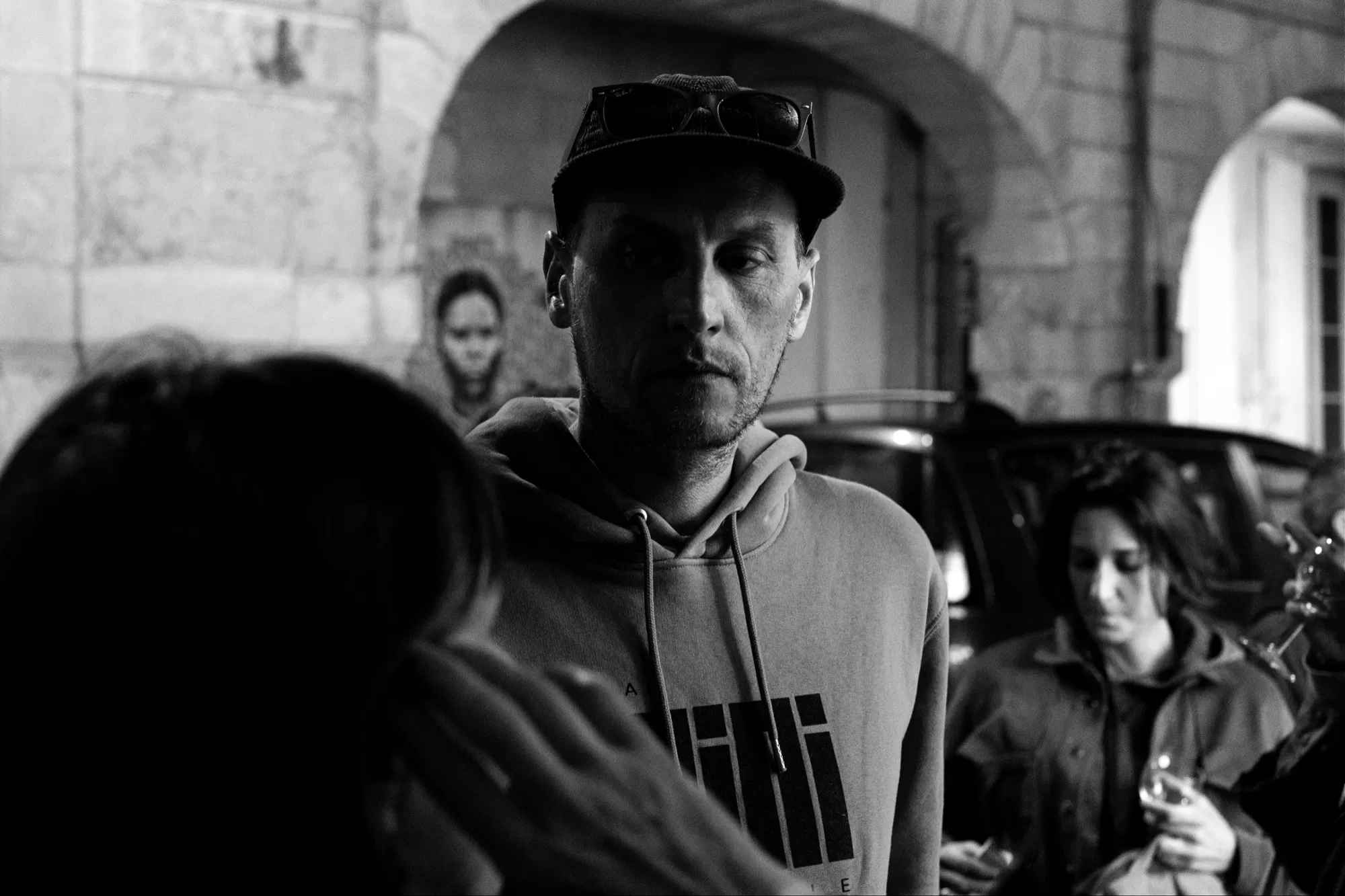 Le plasticien Maxime Bruneel en vernissage, La Rochelle