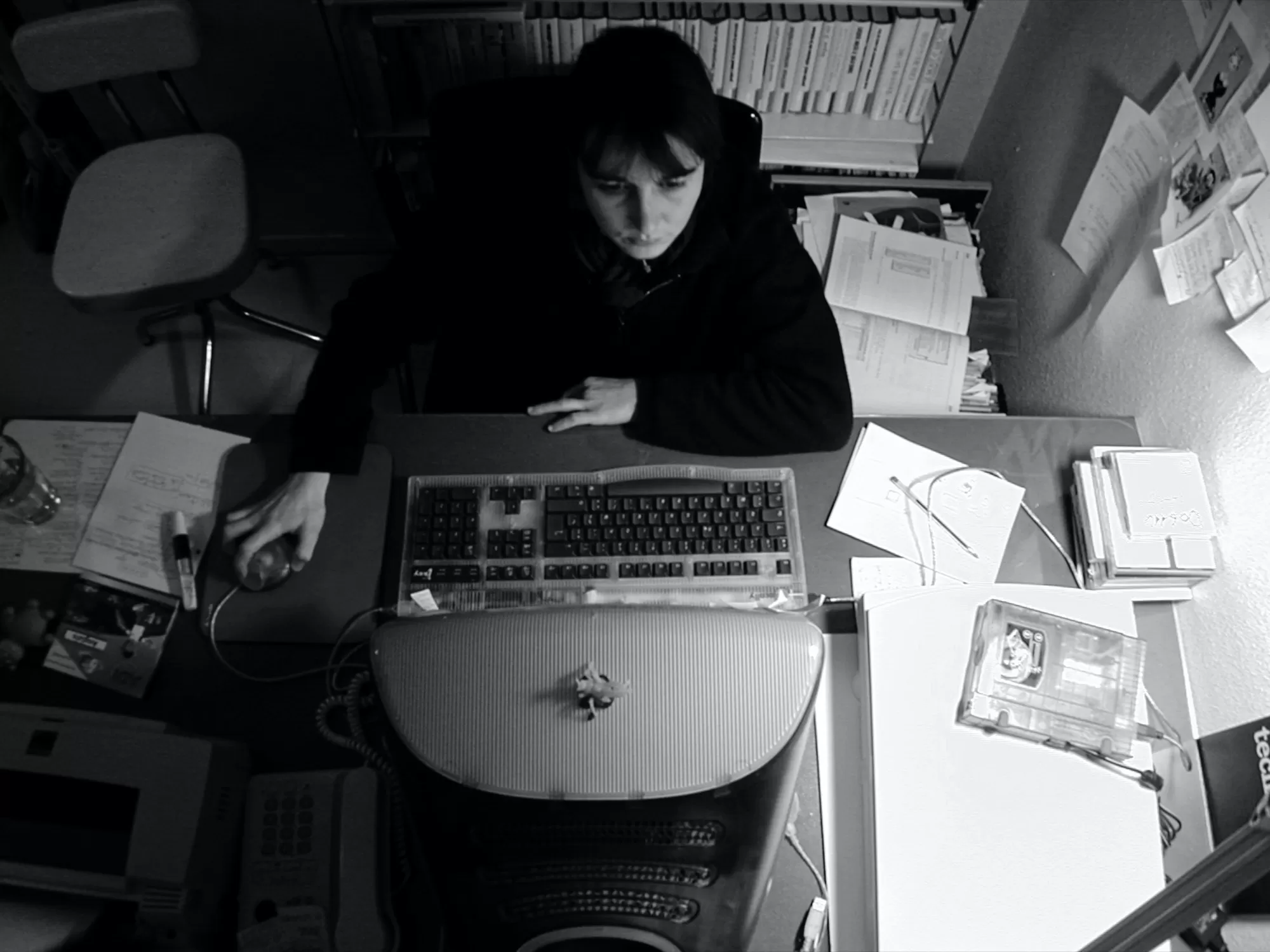 Céline Guichard devant l&rsquo;iMac