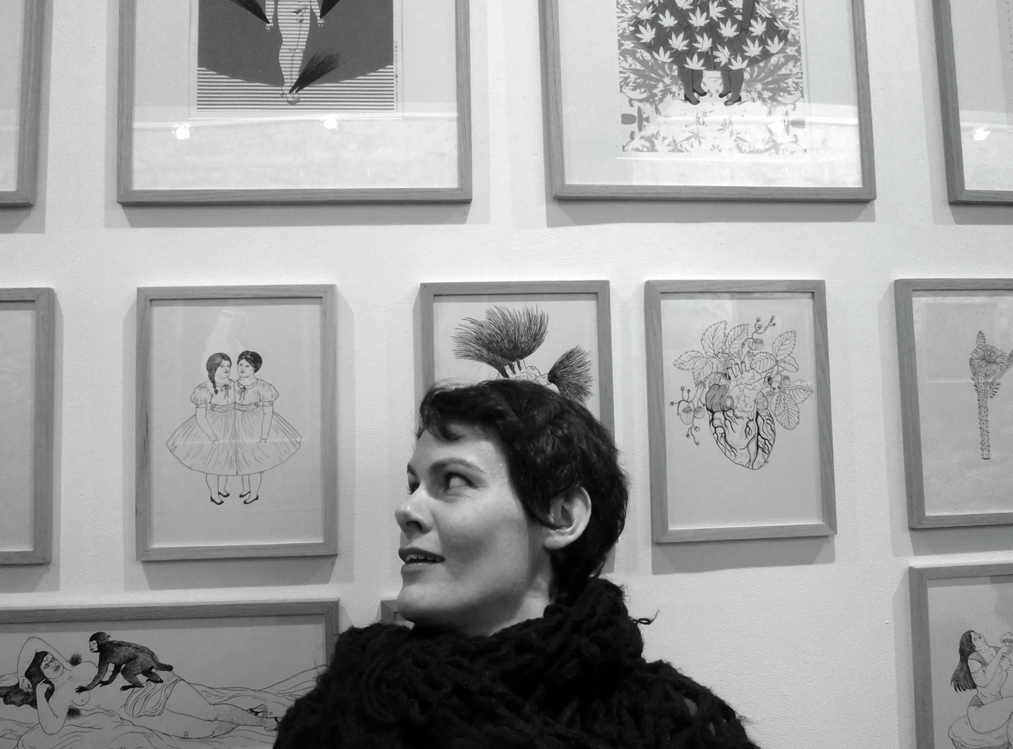 Rachel Deville devant un mur de dessins de Céline Guichard